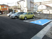 駐車場　古い舗装の上に新たにオーバーレイ、ブルーのペンキも鮮やかに出来ました