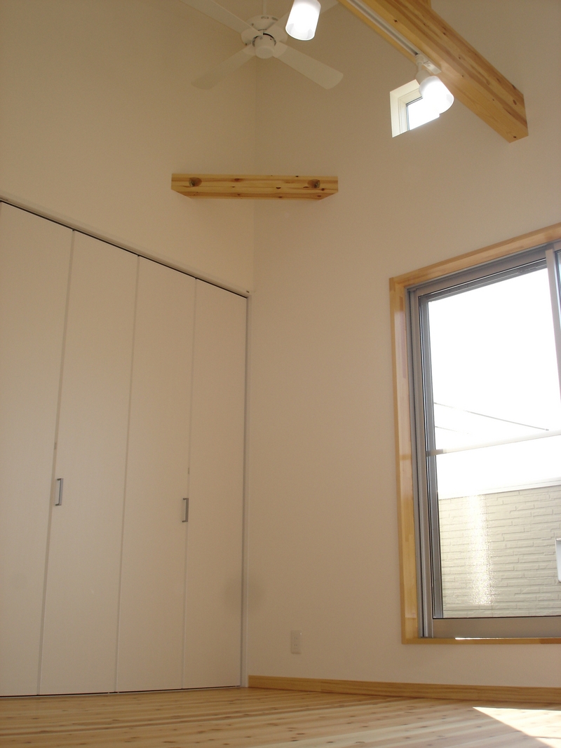 ２階子供部屋、小屋裏を空間利用。将来ロフトを計画