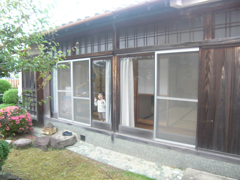 施工前の縁側と子供