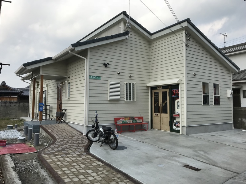 和歌山市　ガレージ付き　カルフォルニア風　平家住宅